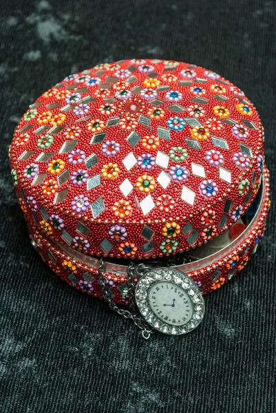 Boîte à bijoux indienne ancienne . — Photo