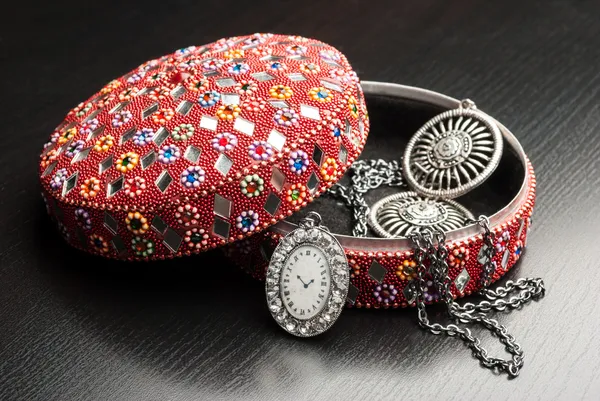 Caixa de jóias indiana velha com os brincos . — Fotografia de Stock