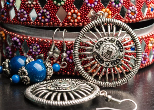 küpeleri ile eski Hint takı kutusu.