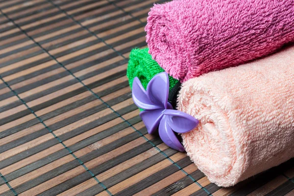 Spa handdukar rullar och blomma. — Stockfoto