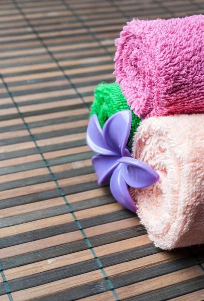 Spa 毛巾卷和花. — 图库照片