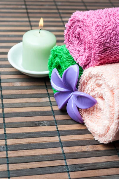 Spa towels rolls and flower. — Stock Photo, Image