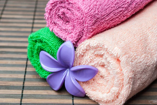 Lázně ručníky rohlíky a květina. — Stock fotografie