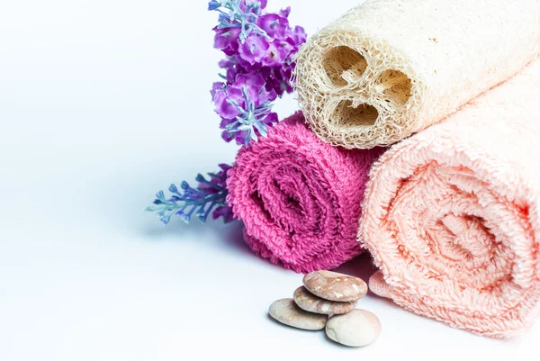 Asciugamani Spa rotoli, fiori e pietre . — Foto Stock