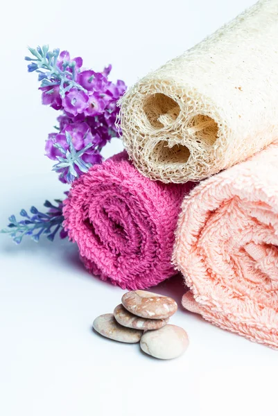 Ręczniki spa, rolki, kwiat i kamienie. — Zdjęcie stockowe