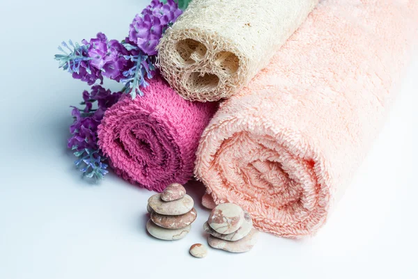Asciugamani Spa rotoli, fiori e pietre . — Foto Stock