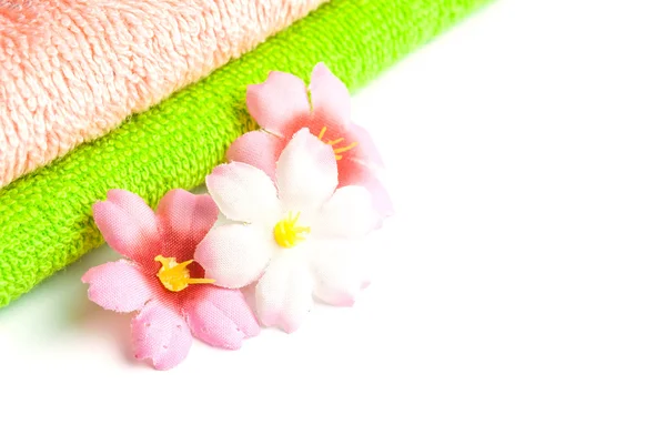 Стопка полотенец и цветов . — стоковое фото