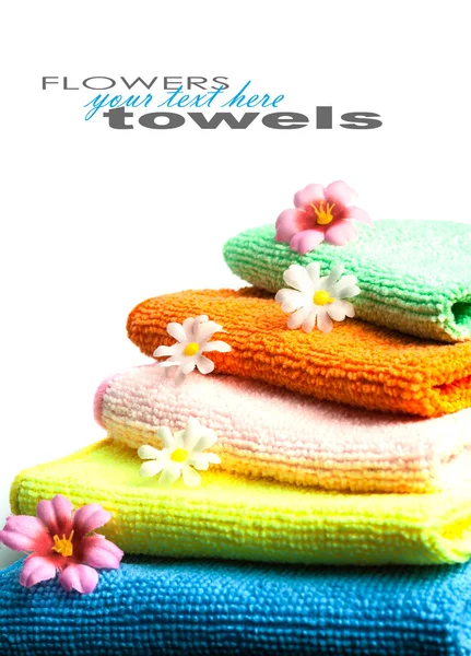 Stapel von Handtüchern und Blumen. — Stockfoto