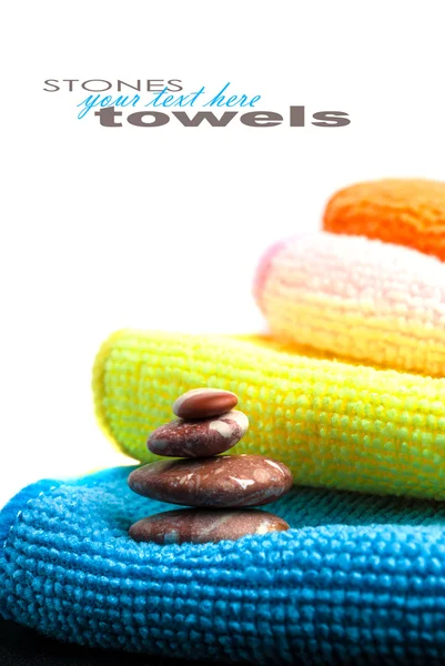 Stapel von Handtüchern und Steinen. — Stockfoto