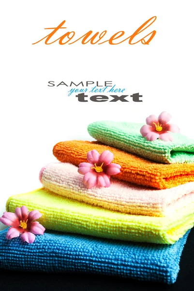 Pila di asciugamani e fiori . — Foto Stock