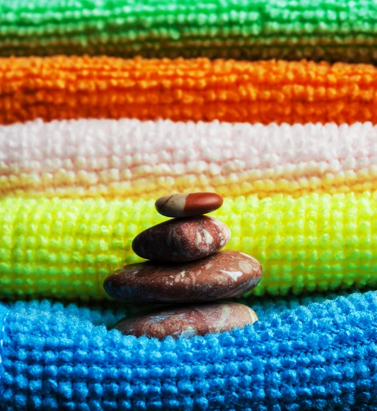 Stapel von Handtüchern und Steinen. — Stockfoto