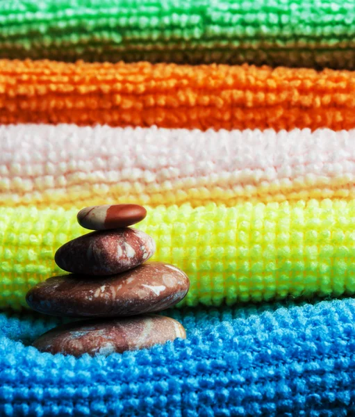 Pila di asciugamani e pietre . — Foto Stock