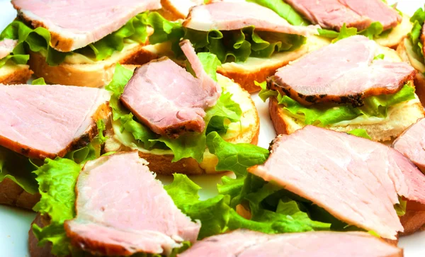 Gros plan de délicieux jambon et canapés à salade — Photo
