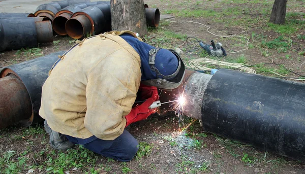 Welder Welding Two Big Pipes — Stock Photo, Image