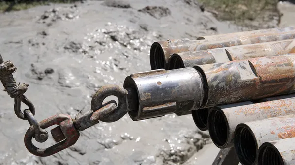 Буровая труба на нефтяной вышке — стоковое фото