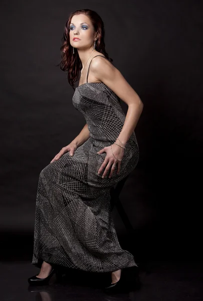 Esmer uzun elbise — Stok fotoğraf
