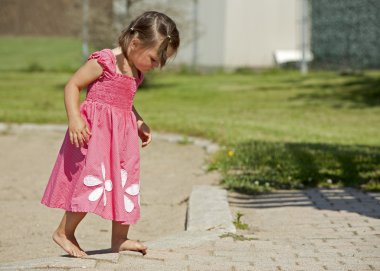 toddler eğleniyor