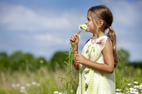 Peuter ruikende bloem — Stockfoto