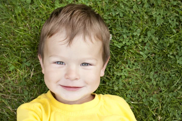 Toddler in the grass — Stock Photo, Image
