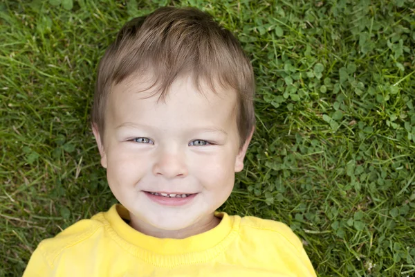 Toddler in the grass — Stock Photo, Image