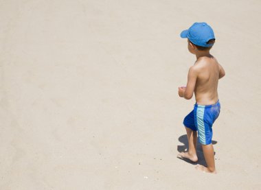 Kumsalda yeni yürümeye başlayan çocuk