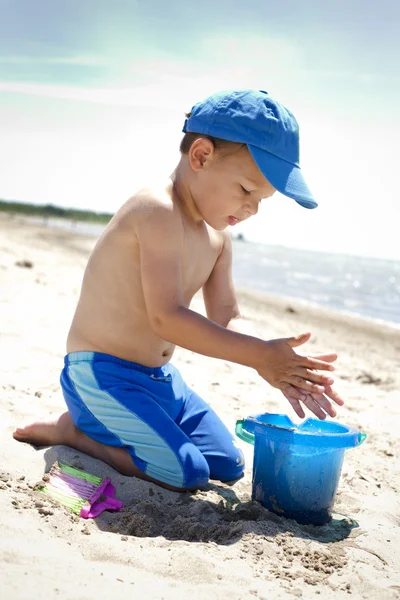 Kumsalda yeni yürümeye başlayan çocuk — Stok fotoğraf