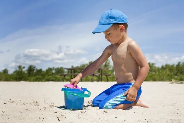 Малыш на пляже — стоковое фото