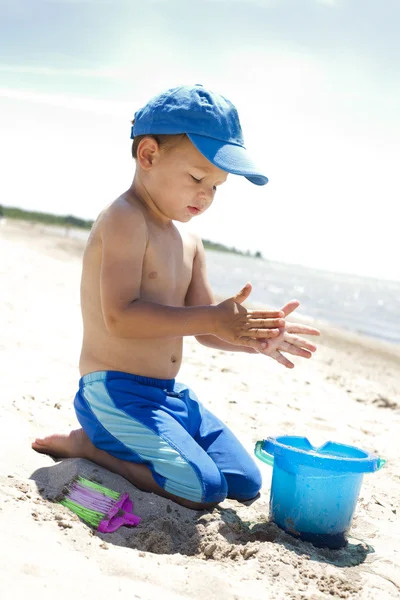 Малыш на пляже — стоковое фото
