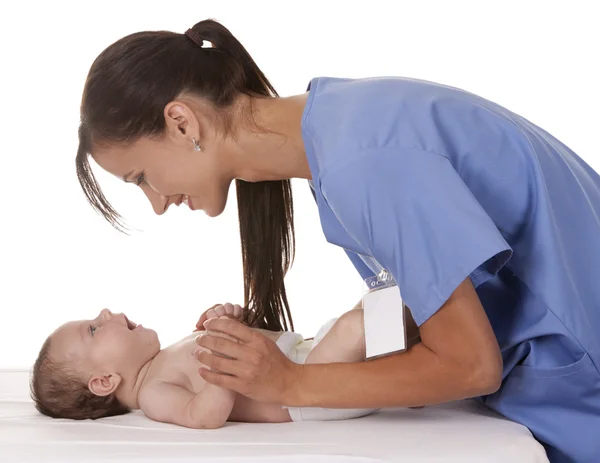 아기와 함께 여성 간호사 — 스톡 사진
