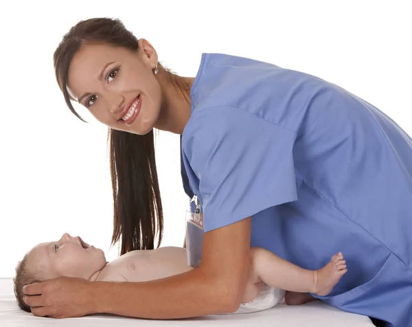 Жіноча медсестра з дитиною — стокове фото