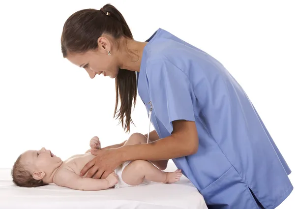 赤ちゃんを持つ女性看護師 — ストック写真