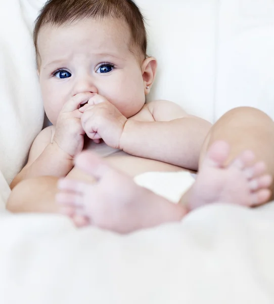 Bayi perempuan duduk — Stok Foto