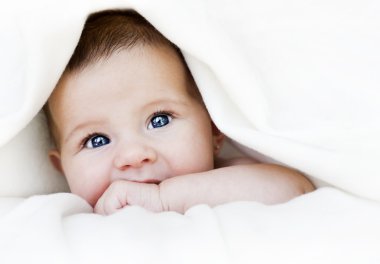 Bebek battaniye altında