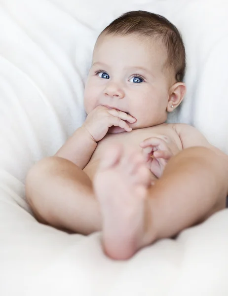 Oturan kız bebek — Stok fotoğraf