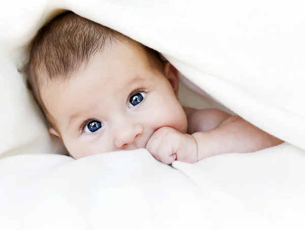 Bébé sous couverture — Photo