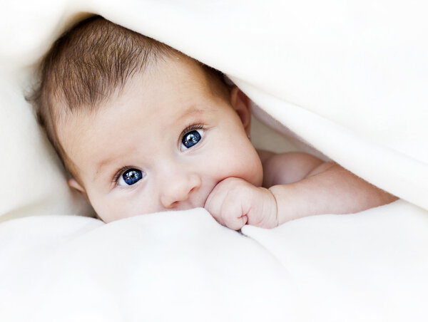 Ребенок под одеялом
