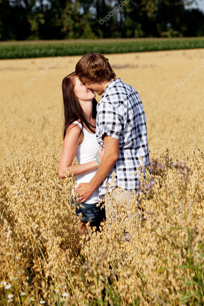 Pareja Feliz En El Amor Al Aire Libre En Verano En Campo — Foto De Stock © Nilswey 12081424 