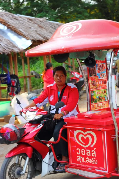 Продавец мороженого в Азии — стоковое фото
