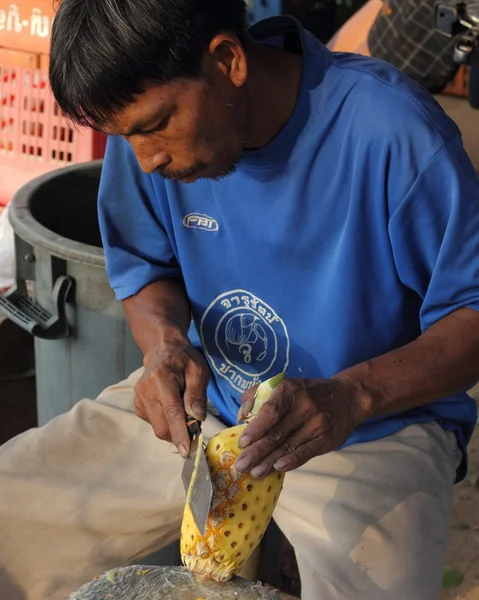 Řezbářství ananas připravené k jídlu — Stock fotografie