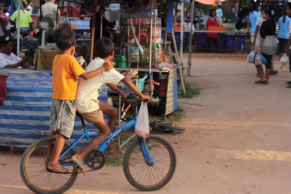 Asiatiska barn ridning cykel — Stockfoto