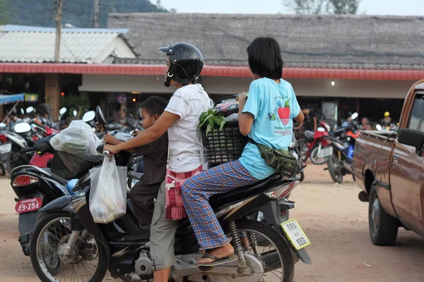 Paikalliset Shoppailevat Thaimaassa Isällä Kypärä Pieni Lapsi Ilman — kuvapankkivalokuva