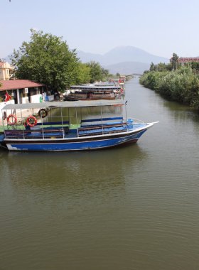 Nehri boyunca tekne