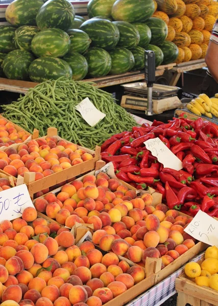 新鲜市场生产的水果和蔬菜 — 图库照片