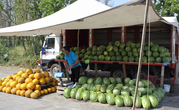 Färskvarumarknaden producera av vattenmelon — Stockfoto
