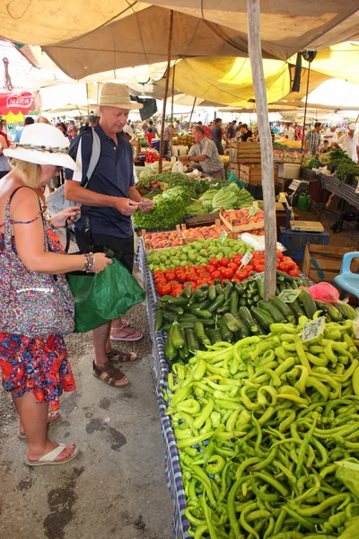 Buying fresh market produce — Stock Photo, Image