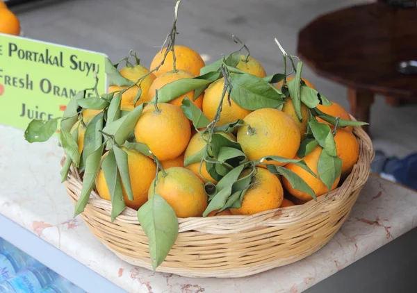 Färskvarumarknaden producera apelsiner — Stockfoto