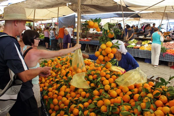 Verse markt produceren van sinaasappelen — Stockfoto