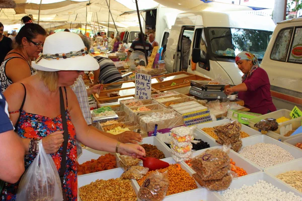 Trh s čerstvými produkty vyrábět ořechů — Stock fotografie