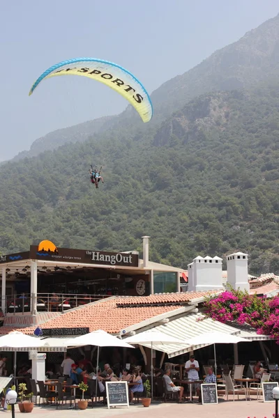Gleitschirmfliegen in 0ludeniz, Türkei — Stockfoto