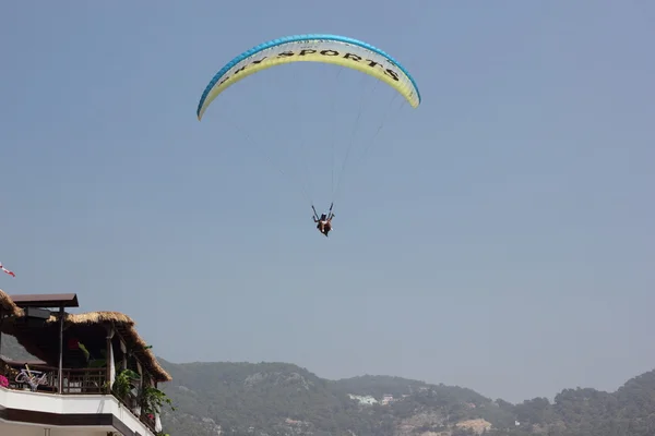 Paragliding ที่ 0ludeniz, ประเทศตุรกี — ภาพถ่ายสต็อก